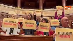Blitz M5s in Senato coi cartelli esposti in Aula: Democrazia silenziata, referendum oscurato