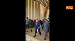 Trump accolto dalla &ldquo;danza dei capelli&rdquo; ad Abu Dhabi, negli Emirati Arabi