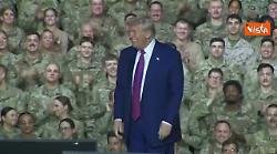 Trump alla base militare Usa del Qatar balla sulle note di Ymca