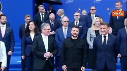 Zelensky tra Starmer e Macron, Meloni vicina a Erdogan. La foto di gruppo al vertice Cpe di Tirana