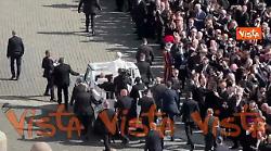 Leone XIV saluta i fedeli a bordo della Papamobile prima della Messa per l'insediamento