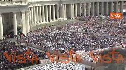 Messa di inizio del Pontificato di Papa Leone XIV, piazza San Pietro applaude al nuovo Pontefice