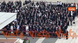 Il segno della pace tra Von der Leyen e Regina Letizia di Spagna alla messa di insediamento del Papa