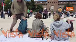 Lenzuola bianche davanti al Castello Sforzesco di Milano per la campagna '50.000 sudari per Gaza'