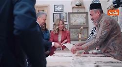 Meloni a Samarcanda, in Uzbekistan, accolta da balli tradizionali