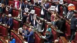 "La democrazia non si piega", è bagarre in Aula su Dl sicurezza, M5s espone cartelli dai banchi