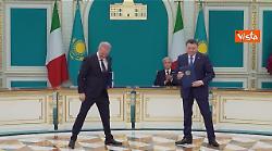 Meloni e il Presidente del Kazakistan Qasym Jomart Toqaev alla cerimonia dello scambio degli accordi