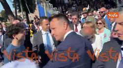 "Vai Giorgia", applausi per Meloni alla parata del 2 Giugno. Lei saluta il pubblico con la mano