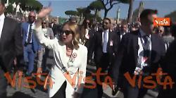 Festa 2 giugno, Meloni scherza con cronisti: "Camminate facendo il moonwalk come Michael Jackson"