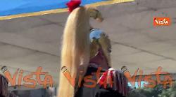 2 Giugno, la scorta dei Corazzieri a cavallo di Mattarella arriva ai Fori Imperiali per la parata