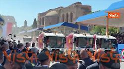 2 Giugno, le spazzatrici dell'Ama su Via dei Fori Imperiali dopo passaggio dei cavalli alla parata