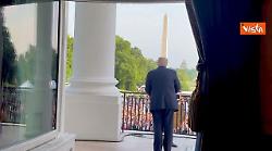 Trump si affaccia sul balcone Truman della Casa Bianca tra gli applausi, il dietro le quinte