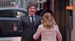 Il saluto con l'abbraccio di Meloni e Milei, il Presidente argentino a Palazzo Chigi