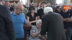 Mattarella a funerali brigadiere Legrottaglie abbraccia parenti del Carabiniere ucciso da malvivente