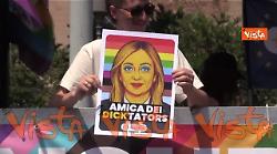 Roma Pride 2025, 'Censurace sto carro', con Trump, Putin, Orban e Meloni con fard e rossetto