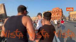 Pride a Roma, il corteo arcobaleno sfila all'ombra del Colosseo