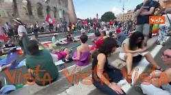 Manifestazione contro il riarmo, il sit in con i lenzuoli bianchi davanti al Colosseo
