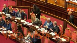 Applauso per Meloni che lascia Senato dopo discussione su Consiglio Ue. Lei saluta con la mano