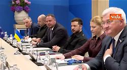 L'abbraccio tra Rutte e Zelensky al vertice Nato