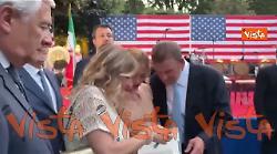 Meloni firma il suo libro "Io sono Giorgia" per l'Ambasciatore Usa Fertitta