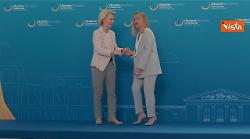 Abbraccio e baci sulle guance tra Meloni e von der Leyen a conferenza ricostruzione Ucraina