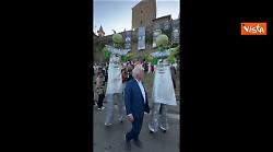 Eugenio Giani taglia nastro della 19esima Festa dell'Unicorno di Vinci