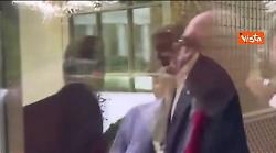 Trump, entrando alla Casa Bianca, tiene la porta aperta per il suo agente dei servizi segreti