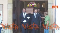Funerali di Cecilia De Astis uccisa da dei minorenni, l'applauso all'uscita della bara dalla Chiesa