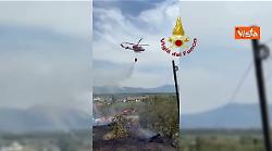 Incendio di vegetazione a Poggio a Caiano (PO), l'elicottero dei Vigili del Fuoco all'opera