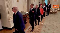 Trump, Zelensky e i leader Ue alla Casa Bianca, le immagini del dietro le quinte