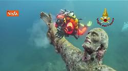 Restyling annuale per il Cristo degli abissi sul fondale di San Fruttuoso di Camogli