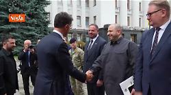 Il segretario della Nato Rutte in visita a Kiev accolto da Zelensky