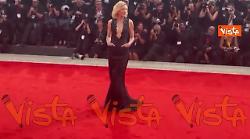 Venezia 82, Cate Blanchett sensualissima in total black sul red carpet della Mostra del Cinema