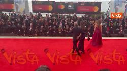 Venezia 82, il direttore della Mostra Alberto Barbera sul red carpet con la moglie Giulia Rosmarini