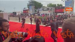 Venezia 82, Yuri Ancarani elegantissimo sul red carpet sorprende i fotografi con lo smalto rosso