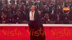Venezia 82, look sofisticato per Noomi Rapace sul red carpet in pantaloni e soprabito con strascico