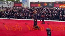 Venezia 82, Julia Roberts elegantissima in total black per la sua prima volta al Lido