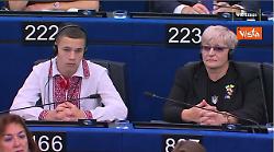 Standing ovation a Strasburgo per Sasha rapito dai russi e per la nonna ucraina che lo ha salvato