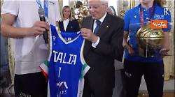Mattarella riceve in dono una maglia dalla nazionale maschile e femminile di pallacanestro U20