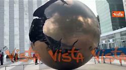 "Sfera con Sfera", la statua di Arnaldo Pomodoro davanti alla sede dell'Onu a New York
