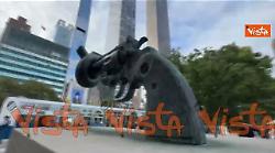 La statua della pistola annodata, simbolo dell'Onu, davanti alla sede a New York