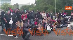 Corteo pro Gaza in Tangenziale est a Milano, la Polizia abbassa gli scudi, i manifestanti applaudono