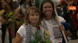 Flotilla, Greta Thunberg rimpatriata con 170 attivisti. Accolta con omaggio floreale ad Atene