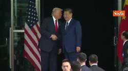 Trump e Xi Jinping si salutano con una stretta di mano dopo l'incontro in Corea del Sud