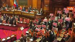 “No ai pieni poteri”, opposizione protesta in Aula con i cartelli dopo il voto su Riforma giustizia