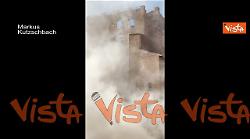 Il momento del secondo crollo della Torre dei Conti ai Fori Imperiali a Roma