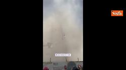 La nube di fumo e polvere per il crollo della Torre dei Conti ai Fori Imperiali