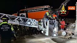 Non ce l'ha fatta operaio estratto da crollo Torre dei Conti a Roma dopo 11 ore. È morto in ospedale