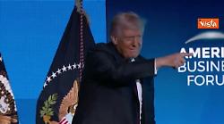 Trump balla la sua "Victory dance" al Business Forum di Miami per festeggiare un anno dall'elezione