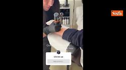 Calenda si fa tatuare e posta il video, sull'avambraccio il tridente dell'Ucraina